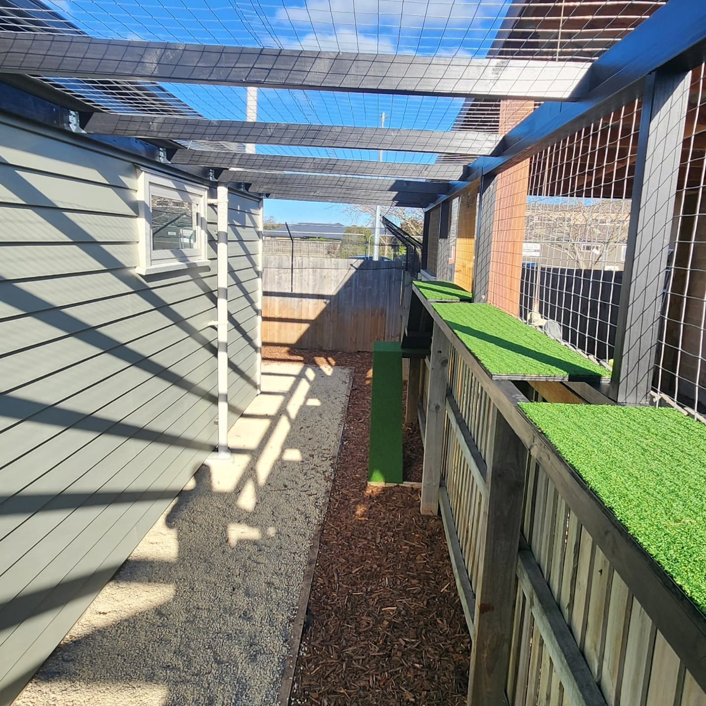 Enclosed side-run enclosure with mesh panelling